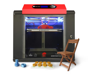 Miniaturauto wird in einem 3D-Drucker gedruckt.