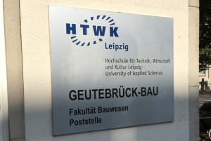 Eingangsschild der HTWK Leipzig.